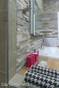 een badkamer met douche, wastafel en toilet bij Apartments City Center in Zagreb +53 foto's
