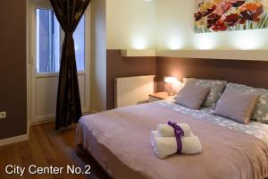 een centrum geen slaapkamer met een groot bed bij Apartments City Center in Zagreb