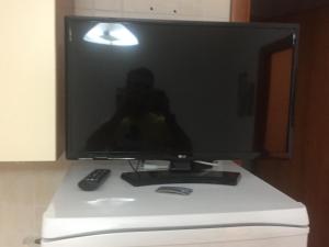 monitor komputerowy siedzący na biurku w obiekcie Villa Marilena w mieście Peschici