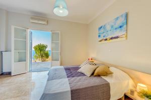 キニオンにあるSyros Private House with superb sea viewのベッドがあり海が見える寝室
