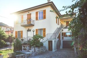 a white house with stairs and windows and a courtyard at Casa Anne Marie in La Spezia