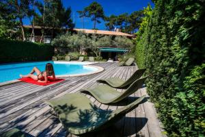 Bazén v ubytování Hotel Résidence Le Sporting nebo v jeho okolí