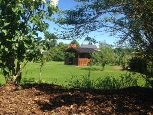 a pavilion in a field with a tree at Ferienwohnung Braun in Echlishausen