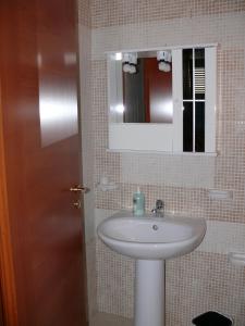 y baño con lavabo y espejo. en B&B La Vecchia Stazione, en Gioiosa Ionica