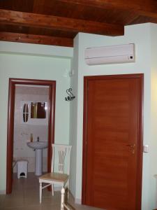 una puerta a un baño con lavabo y lavabo en B&B La Vecchia Stazione, en Gioiosa Ionica