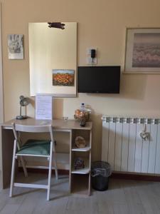 A television and/or entertainment centre at L'Agrifoglio Dell'Etna