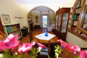 uma sala de estar com uma mesa e algumas flores cor-de-rosa em Il Torrino em Barberino di Val dʼElsa