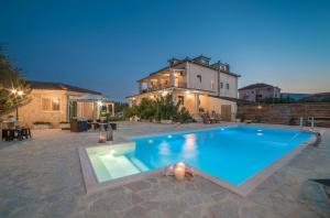 Bazén v ubytovaní Eleni's Family Villa alebo v jeho blízkosti