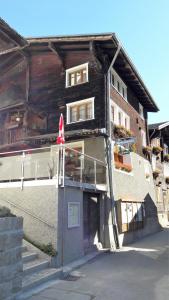- un bâtiment avec un balcon sur le côté dans l'établissement Hotel-Restaurant Drei Tannen, à Niederwald