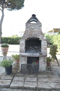 an outdoor brick oven with a pizza at Agriturismo Redipuglia in Alberese
