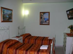 una habitación de hotel con 2 camas en una habitación en B&B La Vecchia Stazione, en Gioiosa Ionica