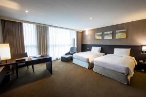 Rúm í herbergi á Platinum Hotel