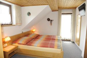 A bed or beds in a room at Haus Dorfer Még 37 kép