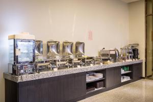 a kitchen with a counter with a row of chairs at Midu Business Hotel in Xiluo