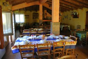 a dining room with a long table and chairs at Agriturismo S'Armidda in Seùlo