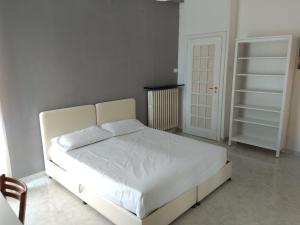 レッチェにあるTower Lecceのベッドルーム1室(白いベッド1台、白いドア付)