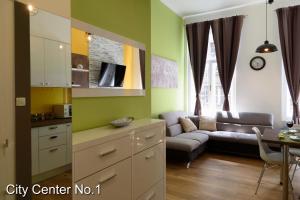 een woonkamer met een bank en een tafel bij Apartments City Center in Zagreb