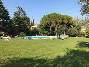 Bazén v ubytovaní Residence L'Oliveto Garden and Swimming pool alebo v jeho blízkosti