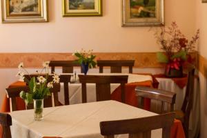 Reštaurácia alebo iné gastronomické zariadenie v ubytovaní Hotel La Margherita