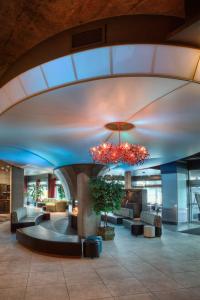 una hall con un grande soffitto con un lampadario a braccio di Grand Times Hotel a Québec