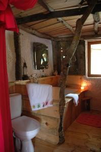 La salle de bains est pourvue de toilettes et d'un arbre. dans l'établissement Le Nid Dans Les Bruyères, à Fère-en-Tardenois