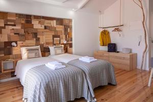 1 dormitorio con 1 cama y pared de madera en Bairro Alto Studio Apartments - by LU Holidays, en Lisboa