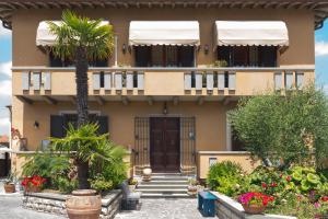 a house with a palm tree in front of it at B&B San Russorio in Pisa