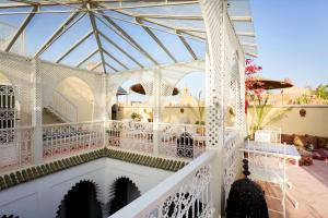 een wit gebouw met een glazen plafond en een balkon bij Astra Damus Hotel in Marrakesh