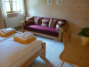 sala de estar con sofá y mesa en Gasthof Alpl, en Sirnitz