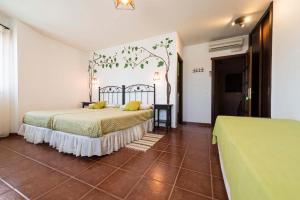 A bed or beds in a room at El Descanso de los Lares