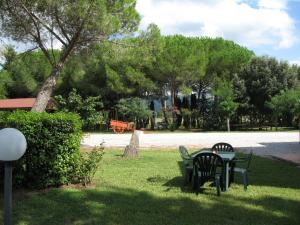 a table and chairs sitting in the grass in a park at Podere i Giganti in Scarlino
