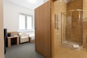 baño con ducha y puerta de cristal en Dom Studenta Nr 1 ANS w Koninie, en Konin