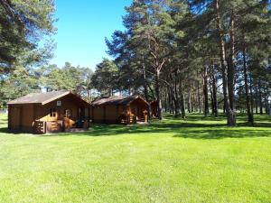 托伊拉的住宿－Camping Männisalu，树丛中小屋
