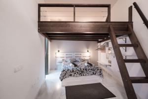 Двухъярусная кровать или двухъярусные кровати в номере Design Apartment in the city center