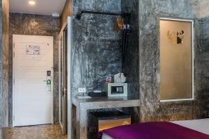 Postel nebo postele na pokoji v ubytování Maneetel Krabi Beachfront-SHA Plus