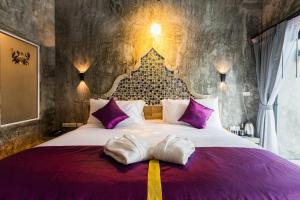 Postel nebo postele na pokoji v ubytování Maneetel Krabi Beachfront-SHA Plus