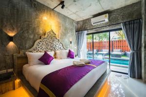 Postel nebo postele na pokoji v ubytování Maneetel Krabi Beachfront-SHA Plus