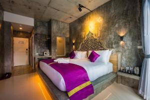 Postel nebo postele na pokoji v ubytování Maneetel Krabi Beachfront-SHA Plus