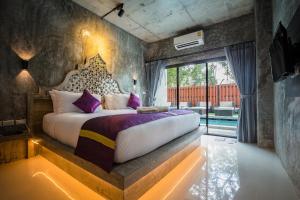 Postel nebo postele na pokoji v ubytování Maneetel Krabi Beachfront-SHA Plus