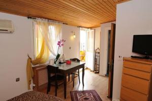 A television and/or entertainment centre at Ahmet Efendi Evi