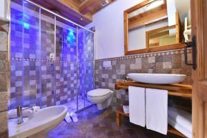 Hotel Miravidi a Cervinia tesisinde bir banyo