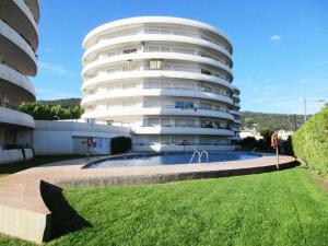ein Gebäude mit einem Pool davor in der Unterkunft Apartament Medes Parc I 4 6 inmoestartit in L'Estartit