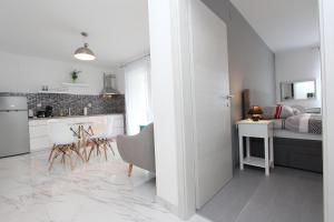 Kuchyň nebo kuchyňský kout v ubytování Apartment Karlo 1