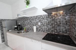 Kuchyň nebo kuchyňský kout v ubytování Apartment Karlo 1