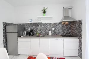 Kuchyň nebo kuchyňský kout v ubytování Apartment Karlo 1