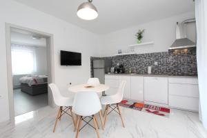 Kuchyň nebo kuchyňský kout v ubytování Apartment Karlo 1