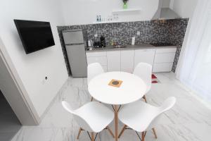Kuchyň nebo kuchyňský kout v ubytování Apartment Karlo 1