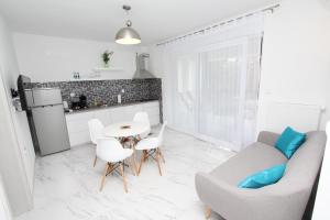 Kuchyň nebo kuchyňský kout v ubytování Apartment Karlo 1