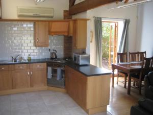 Nhà bếp/bếp nhỏ tại Woodlands Holiday Homes