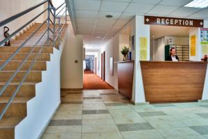 korytarz w budynku ze schodami i kobietą w obiekcie Vezhen Hotel - Free Parking w Złotych Piaskach